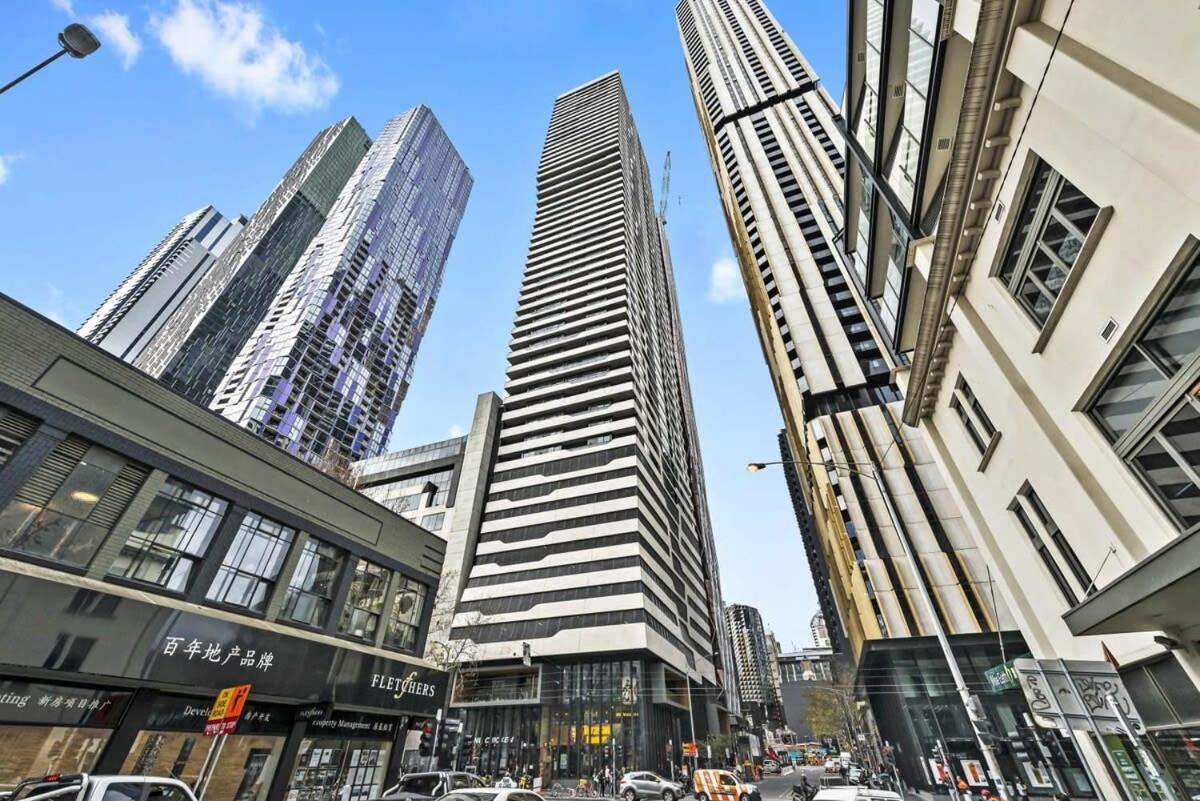 Modern 2br Next To Victoria Market Views